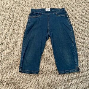 Carolina Blues Vintage Slim Everyday Blue Denim Capris. Size 8